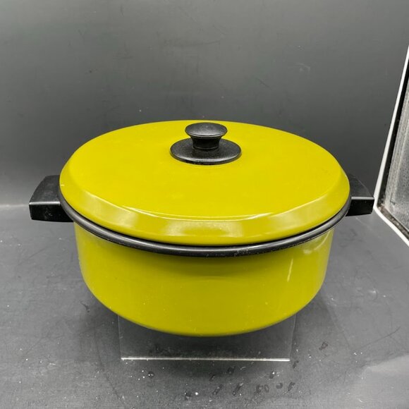 Vintage Enamelware Avocado Green Stock Cooking Pot with Lid Plastic Handles - Picture 1 of 13